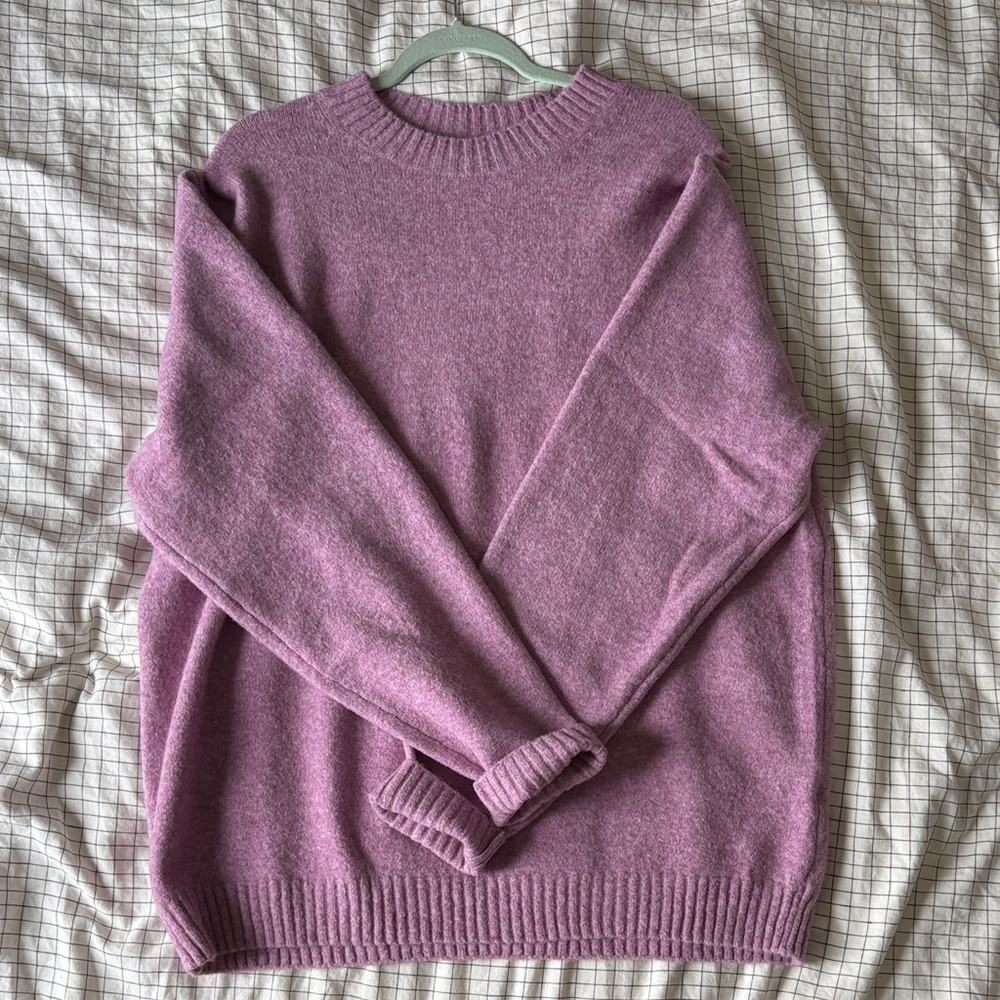 Uniqlo Men's Crewneck Sweater in Mauve Pink